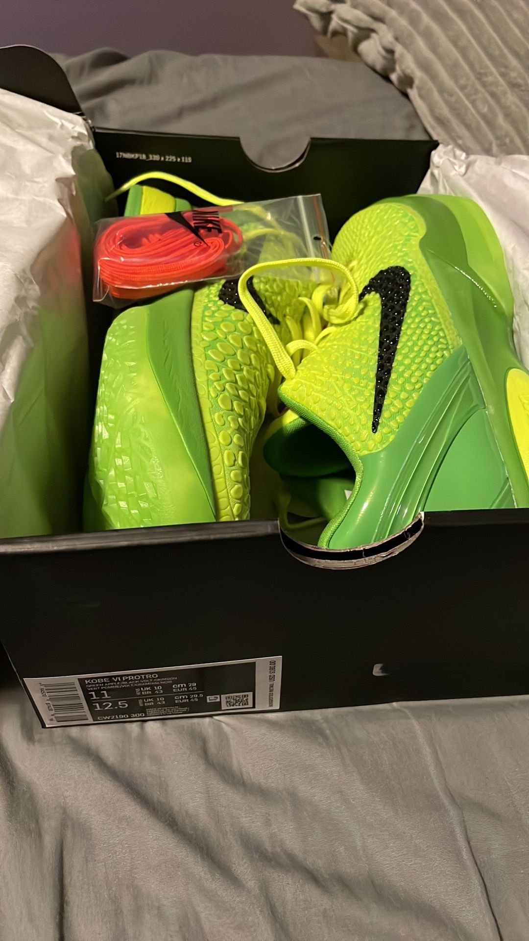 Nike Kobe Grinches Size 11 for Sale in Edmond, OK - OfferUp