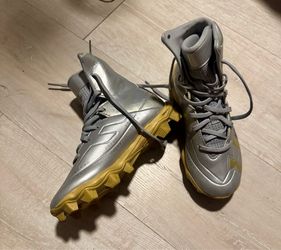 Under Armour Highlight RM Football Cleats kids Size 2Y