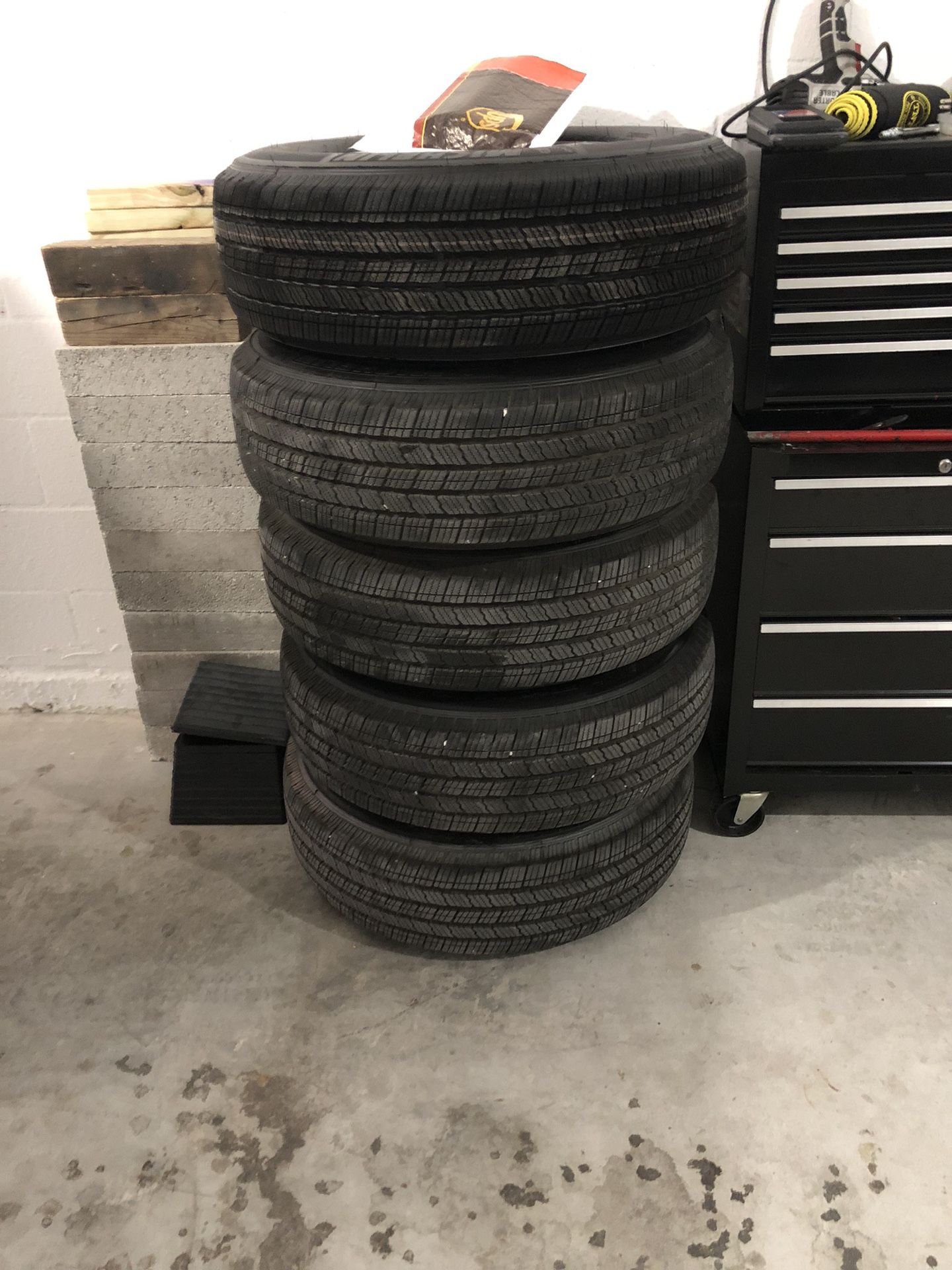 Stock Jeep Wrangler wheels and tires (5)