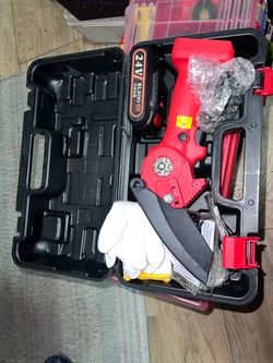 Drill set comes with chains and charger pieces also blades