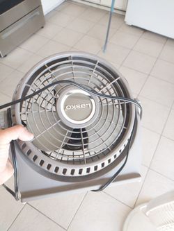 Lasko Breeze Machine 8" 2-Speed, Pivoting Head Desk Fan 507