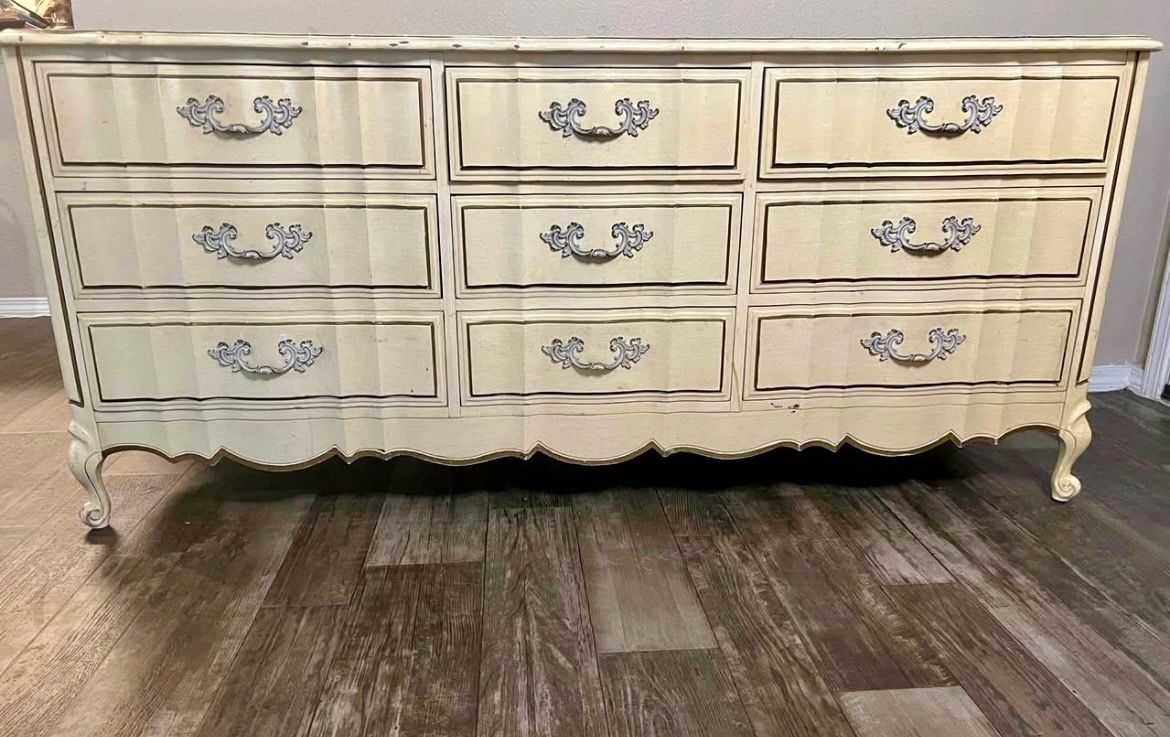 VINTAGE 9 DRAWER DRESSER