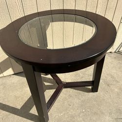 Beautiful Round Coffee Table (24”x24)