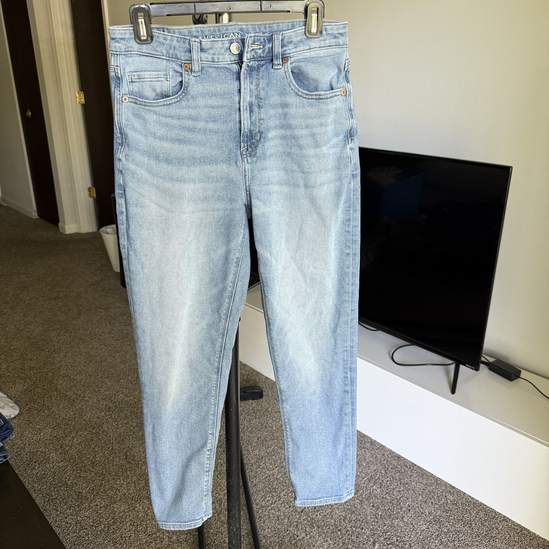 Women's light wash American Eagle jeans 6R