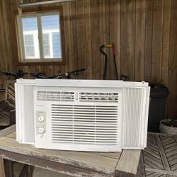 Air Conditioner; Frigidaire Lightly Used.  