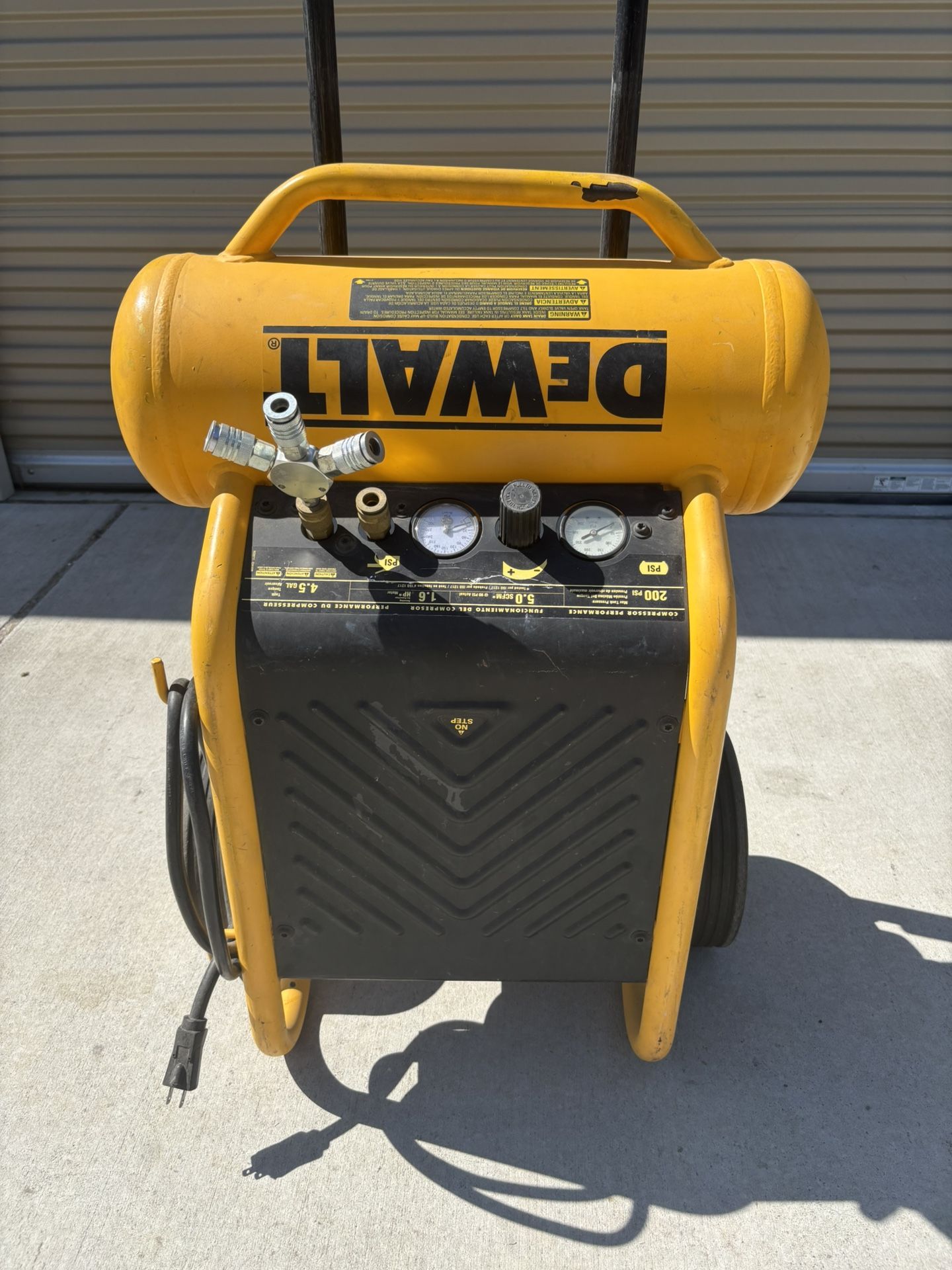 DEWALT D55146 4.5 Gallon Air Compressor