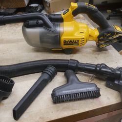 Dewalt vacuum DCV501h handheld vacuum w 1 battery and attachments pre owned 889837-1 