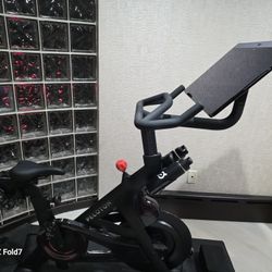 PELOTON Used Like New Cross Traning Bike + Powered By PELOTON iQ