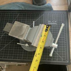 Central Machinery 4” Swivel Vice With Anvil