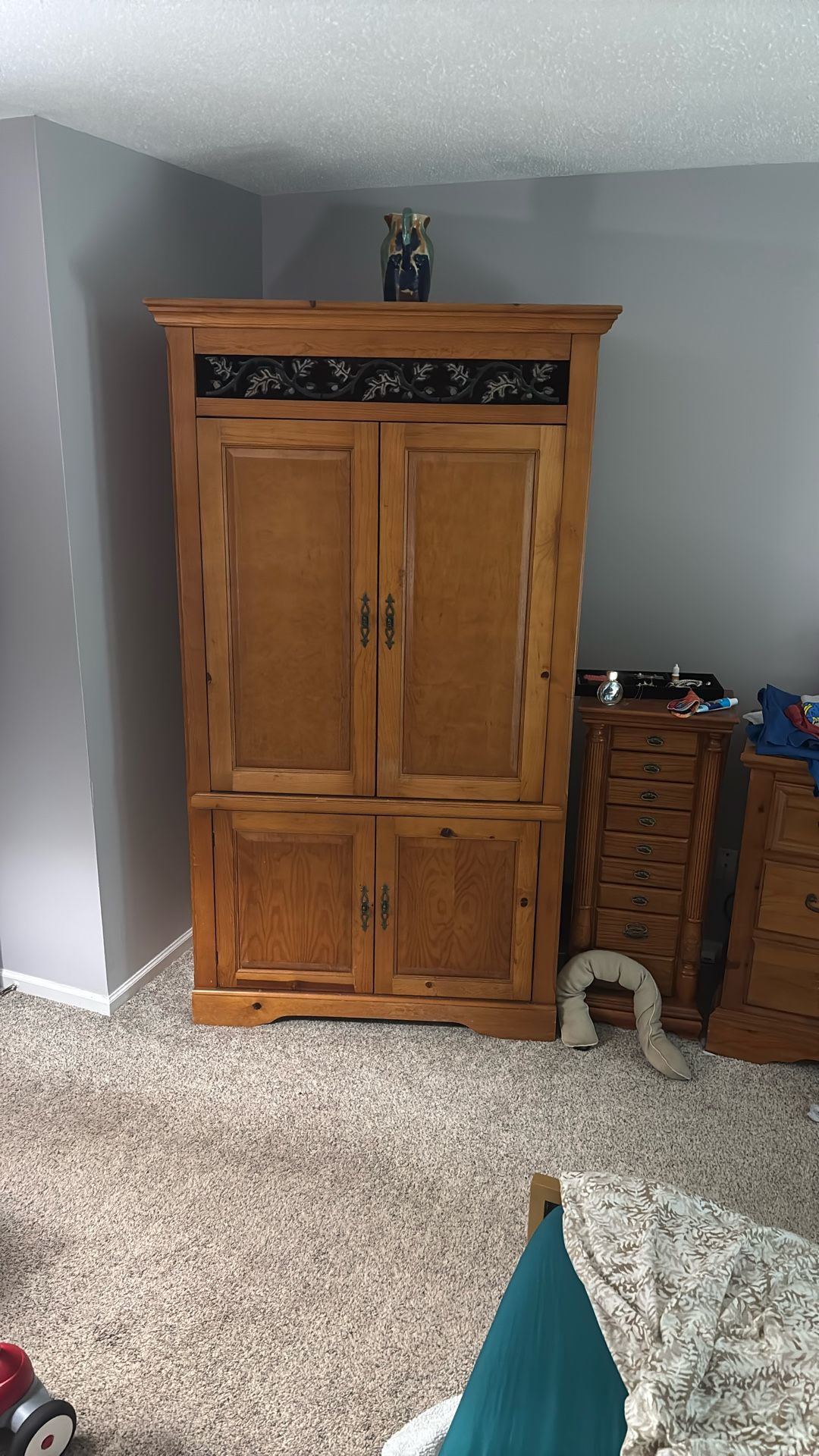 Armoire/Entertainment Center