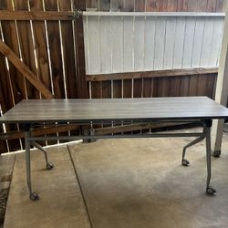 desk in excellent condition can be folded has wheels