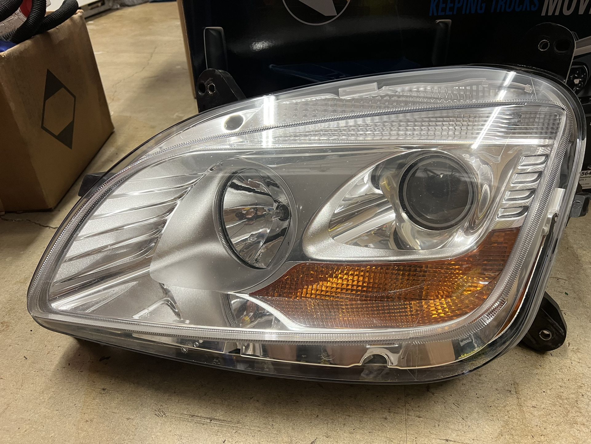 2011-2021 Peterbilt 579 Paccar Headlight Halogen LH P54-6163-100 + RH Headlight