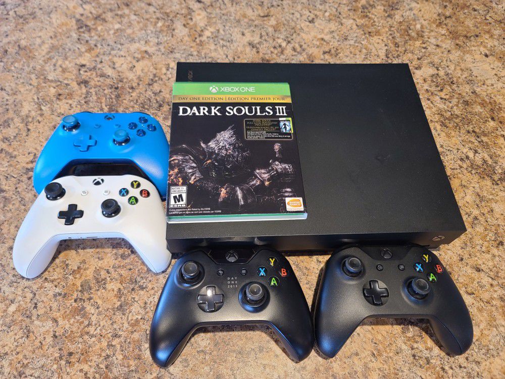 Xbox One X 1TB, 4 Controllers And Dark Souls 3