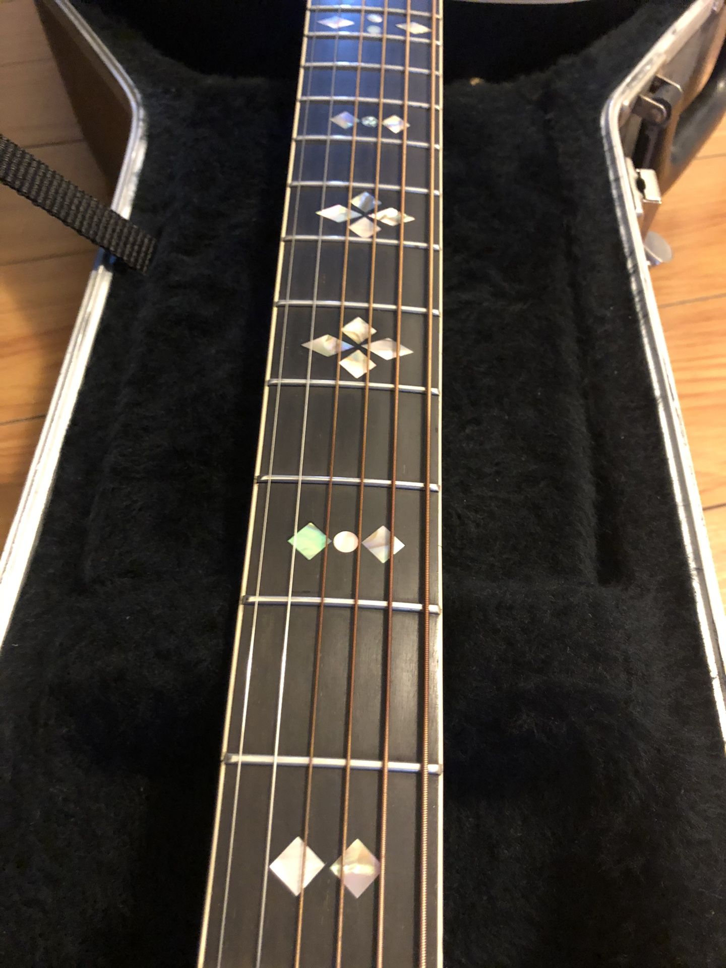 Vintage Ovation 1719 Custom Legend Black Top w/Mother of Pearl inlay