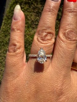 Teardrop/pear shaped diamond ring