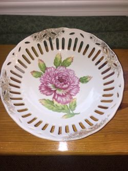 Beautiful vintage bowl with gold edges. 8" around