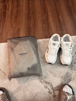 Dior b30’s with box/essential shorts light oatmeal bundle