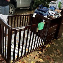 2 pc  crib and dresser 