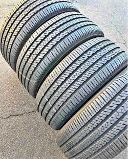 Set 235/50-20 Bridgestone con el 80% de vida