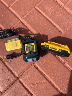 New Orginal Dewalt Xr 2ah 20v Lithium Ion Battery and Charger