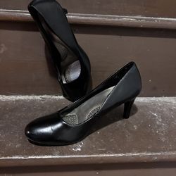 Black pumps