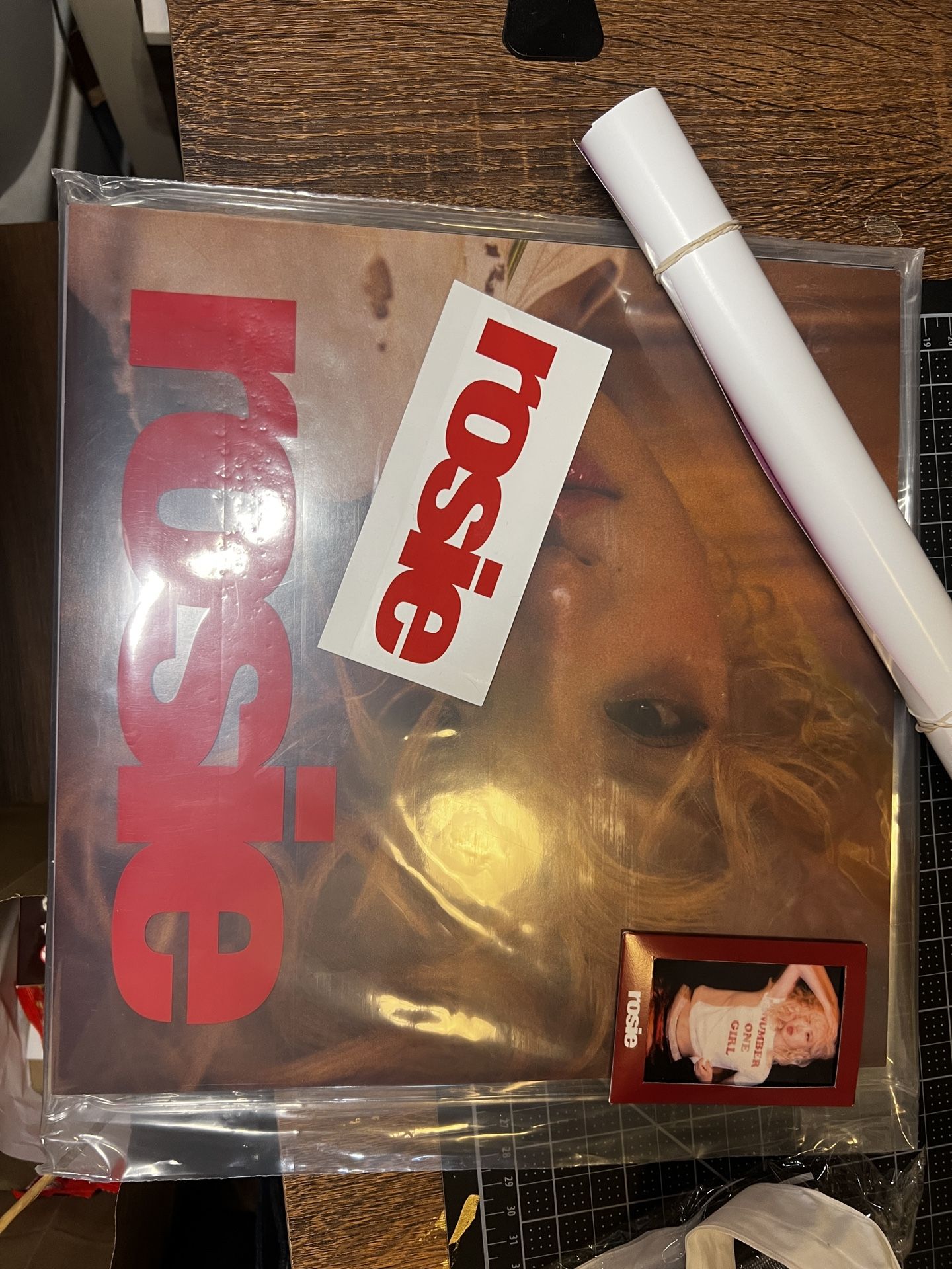 Rosie Deluxe Album Exclusive Photocard And Poster Rose Black Pink