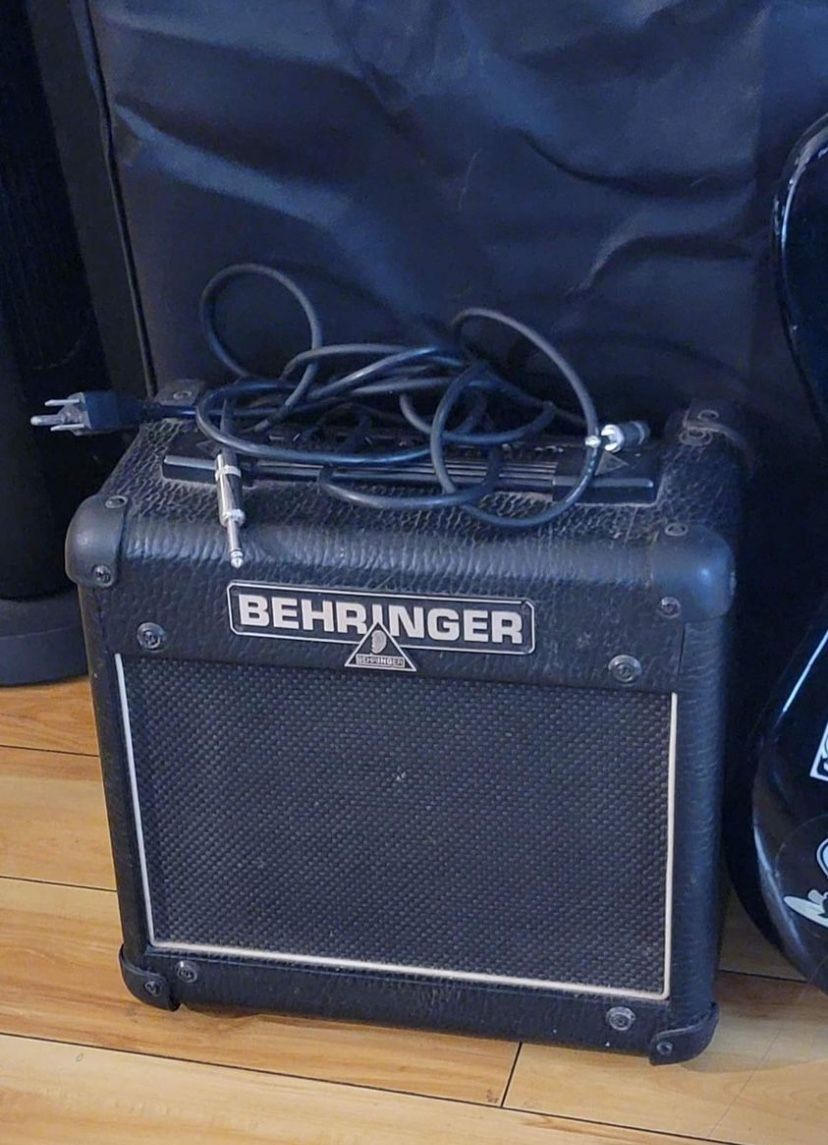 Electric Guitar  Berinhger 15 Watts Amp