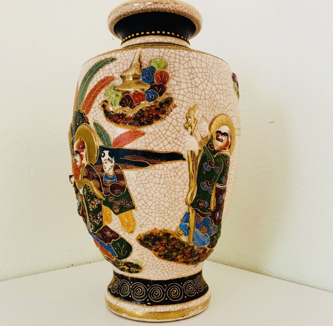 JAPANESE SATSUMA HAND PAINTED VASE WITH RAISED SAMURAIS AND GEISHAS