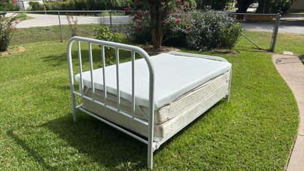 Mattress box springs topper
