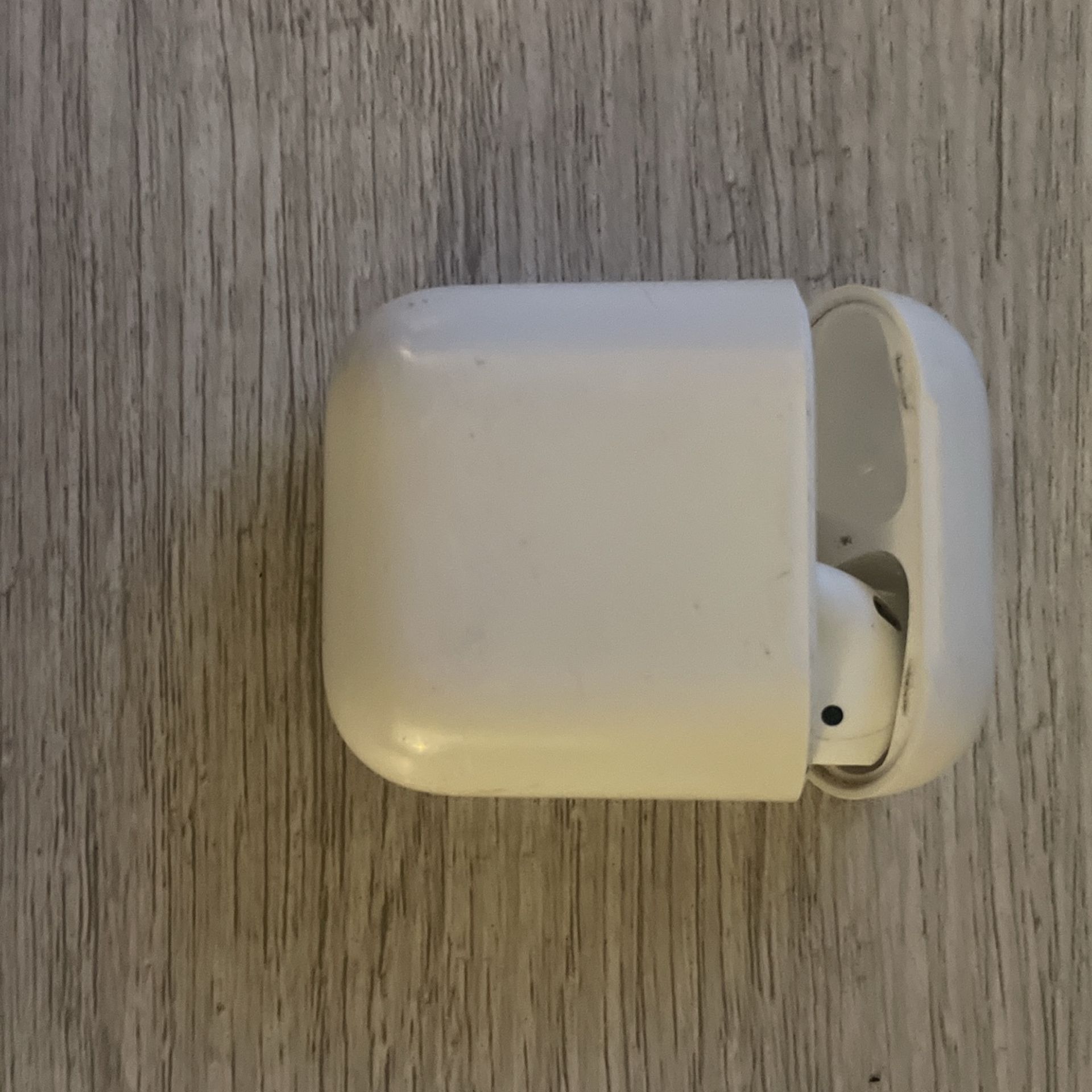 AirPods (missing left)