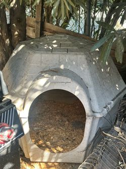 Large Plastic Igloo Dog House / Outdoor Dog Shelter