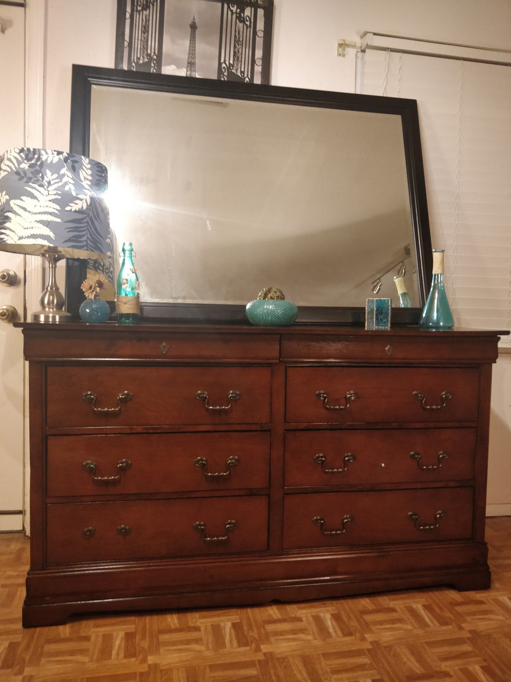 Nice dresser with 8 drawers and big mirror in very good condition, all drawers sliding smoothly, pet free smoke free. L59"*W18"*H34"