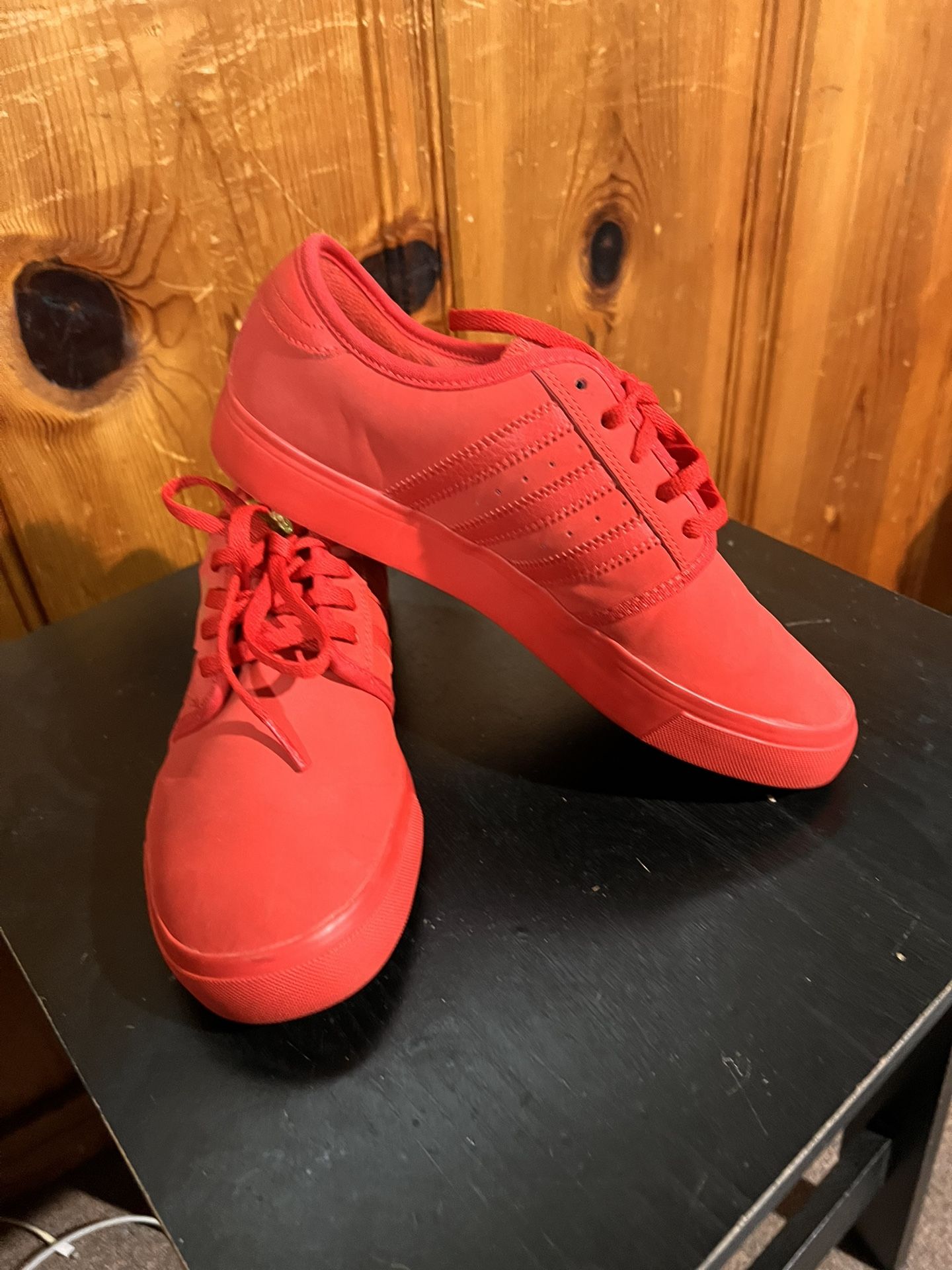 adidas Seeley - Unisex Athletic Shoes, Scarlet/Scarlet, US Size 6.5 for Big Kids