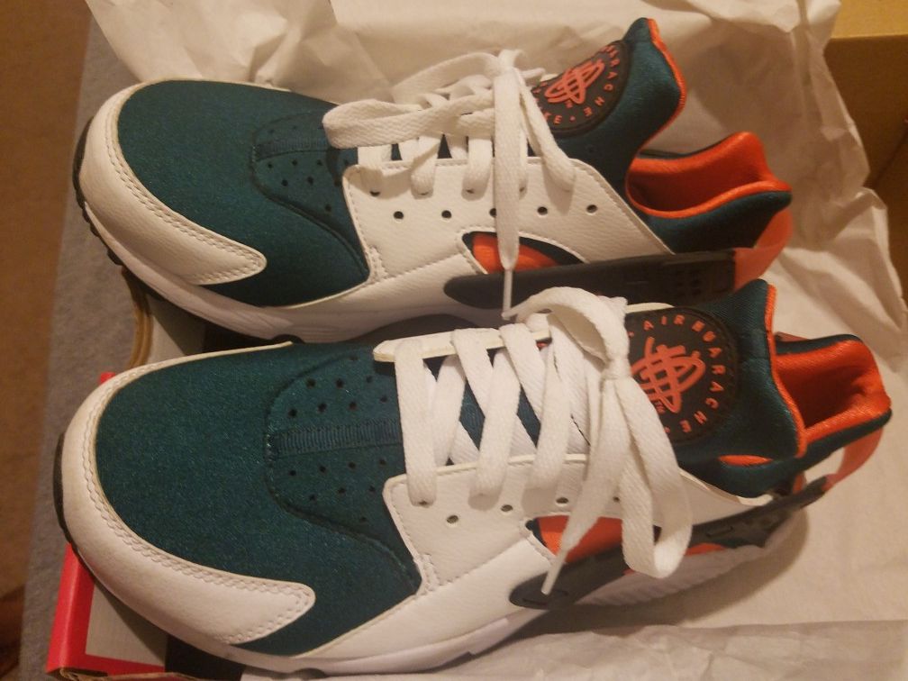 Nike Huaraches New Size 9