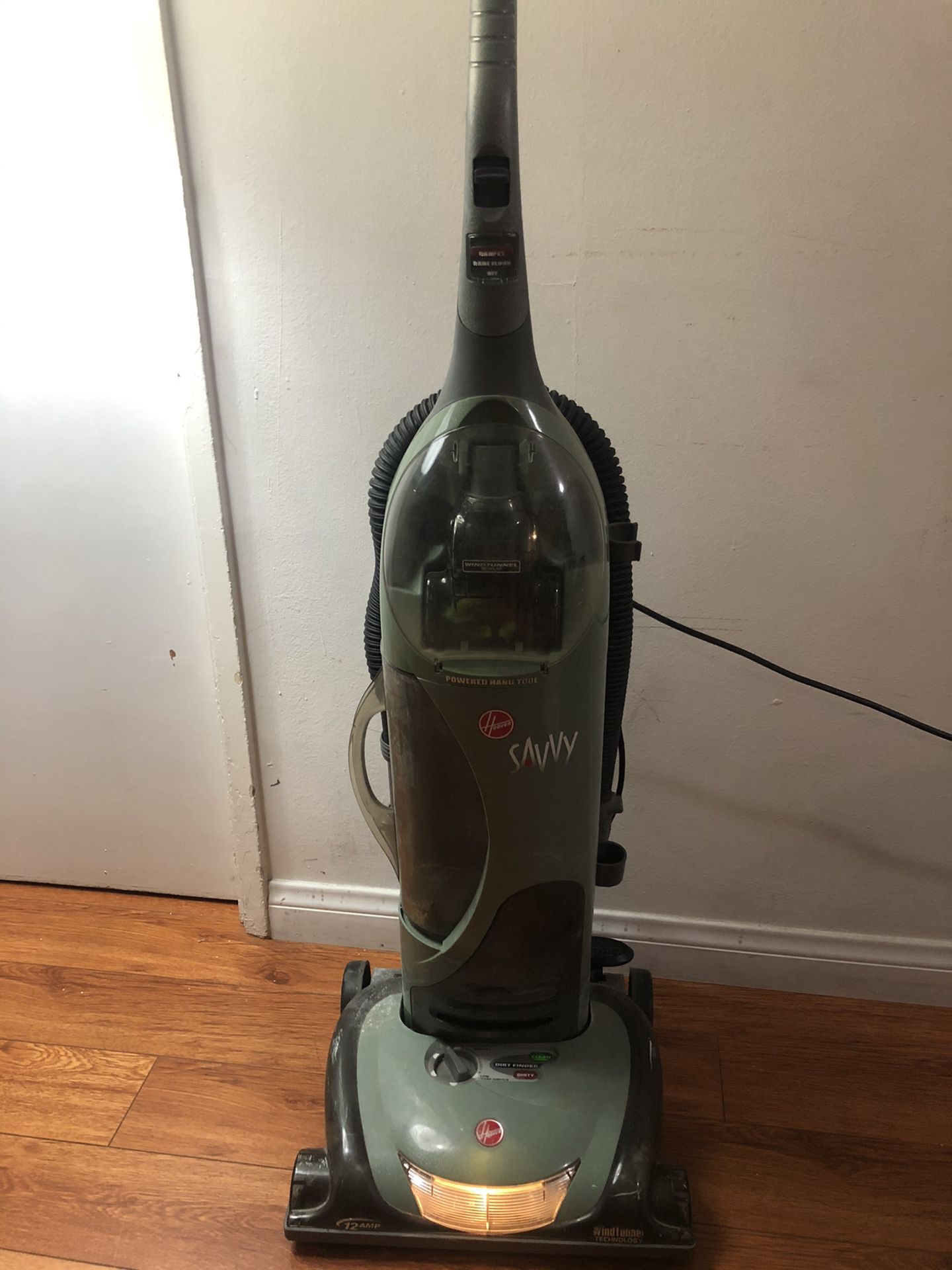 Bagless upright vacuum - Hoover Savvy