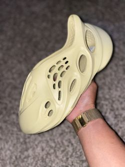 Yeezy Foam RNR Sulfur Size 8