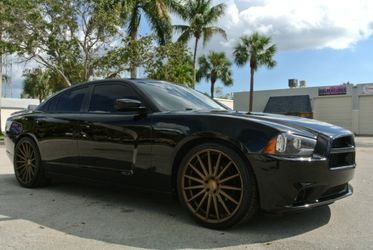 DODGE CHARGER V6 EXTRA CLEAN