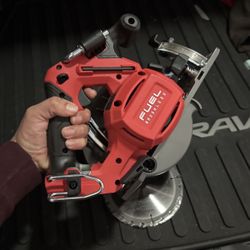 Milwaukee M18 FUEL 18V Lithium-Ion Brushless Cordless 6-1/2 in. Circular Saw (Tool-Only)