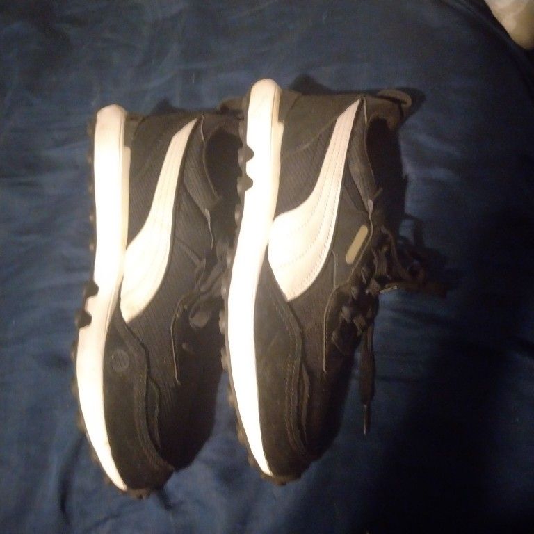 Men's Pumas Size 10