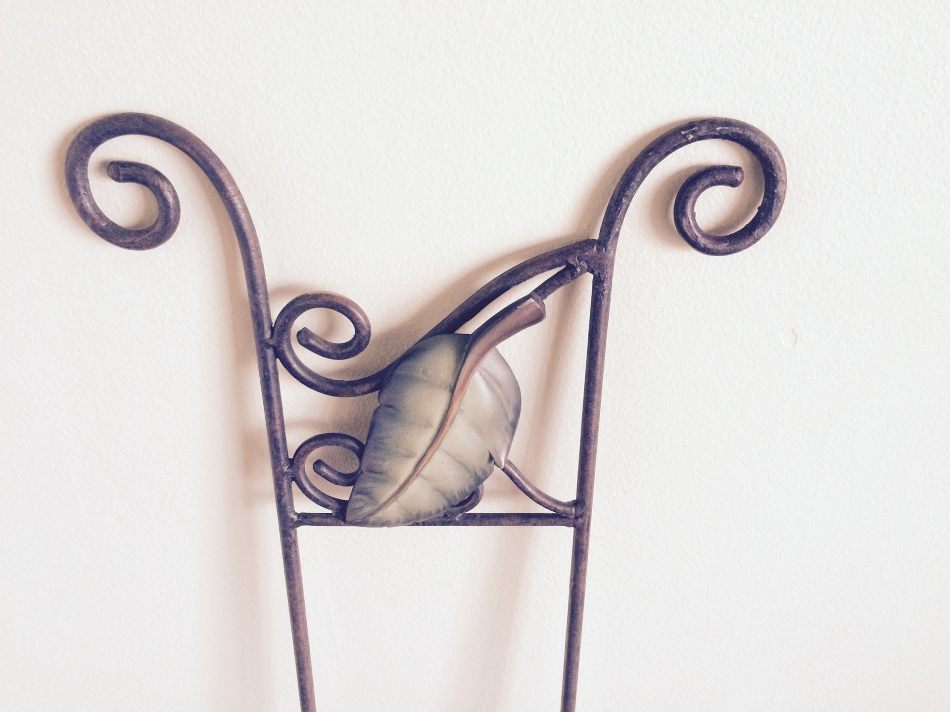 Wrought Iron Wall Mounted 3-Plate Display Rack Holder Leaf Decor