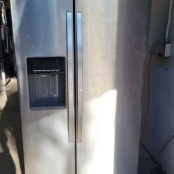 WHIRLPOOL  COUNTER DEPTH REFRIGERATOR WORKS GREAT CAN DELIVER VACAVILLE FAIRFIELD OR ANYWHERE 