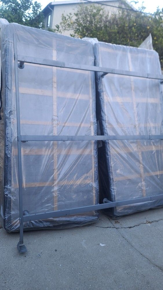 2 Twin Xl Bed Under Boxs And Bed Frame 