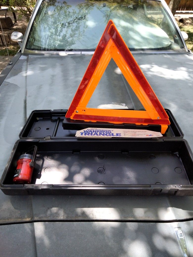 Photo Auto Emergency Warning Triangle For Truck Or RV Semi Etc