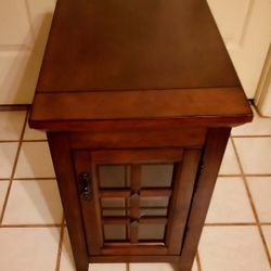 (2016) Broyhill Furniture industries Powered Wood End Table Night Stand w/ Glass Door For Sale!!!