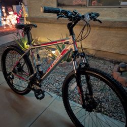 26*x2.0. TREK 350 THREE SERIES MENS, BOYS MOUNTAIN BIKE. (M)18". LIKE NEW WITH FRESHLY TUNE UP 👌🏼