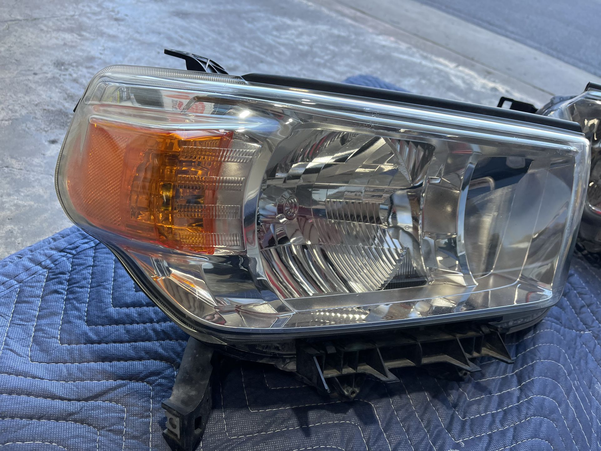 2010 Toyota 4Runner  Headlights 