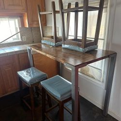 Mesa de Madera Solida Con Cuatro Banquitos