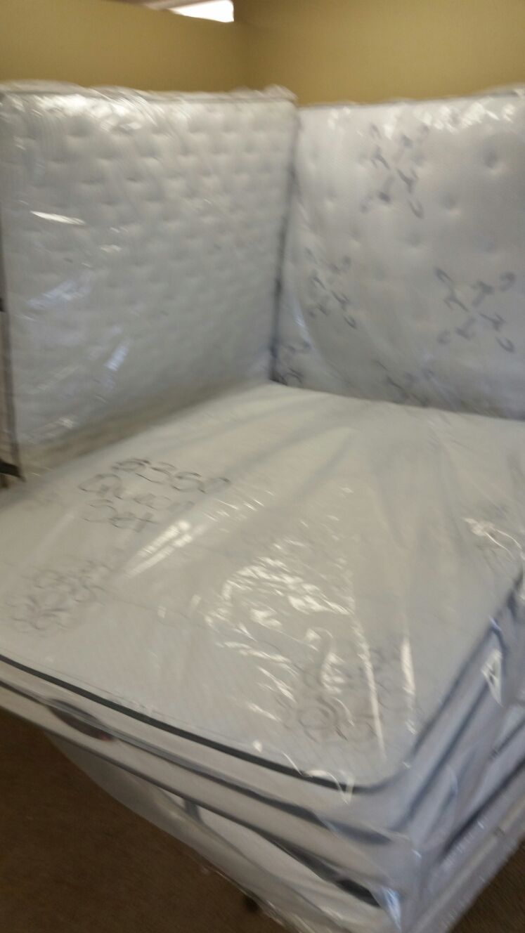 QUEEN SIZE SIMMONS BEAUTYREST PACIFIC "850 F" SUPER PLUSH TOP MATTRESS SET.