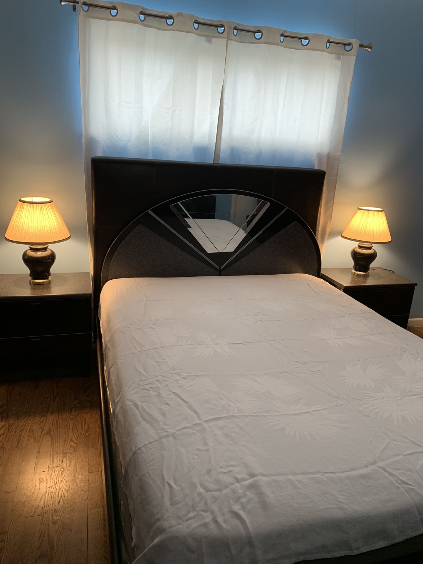 Queen Bedroom Set with matching Lamp