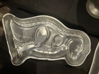 Dinsour Cake Pans